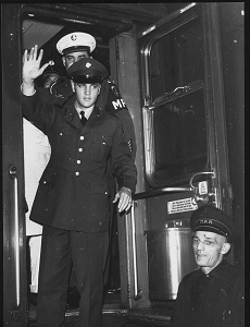 Ankunft Elvis Presley in Friedberg, 1. Oktober 1958. Foto: Horst Schüssler